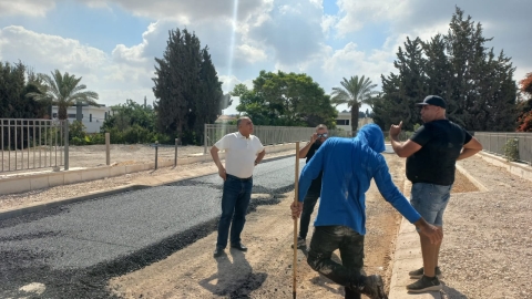 بلدية كفر قرع: الشروع بأعمال تعبيد وتزفيت الشوارع الرئيسية ضمن مشروع قسائم الأزواج الشابة في حي الحوارنة